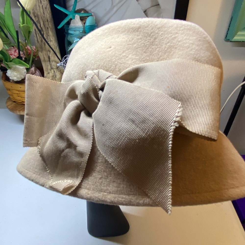 Women’s Vintage Velour Cloche Hat-Tan